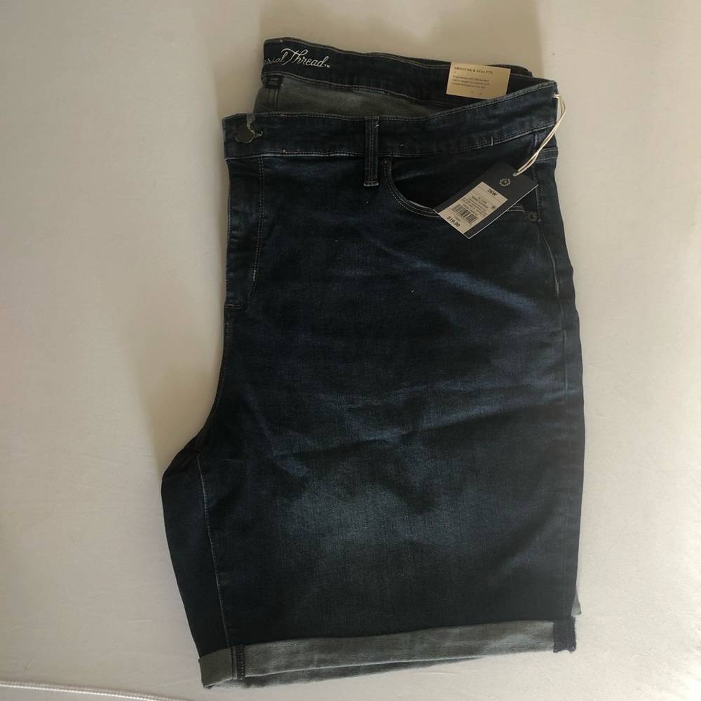 Universal Thread - mid rise Bermuda short NWT
